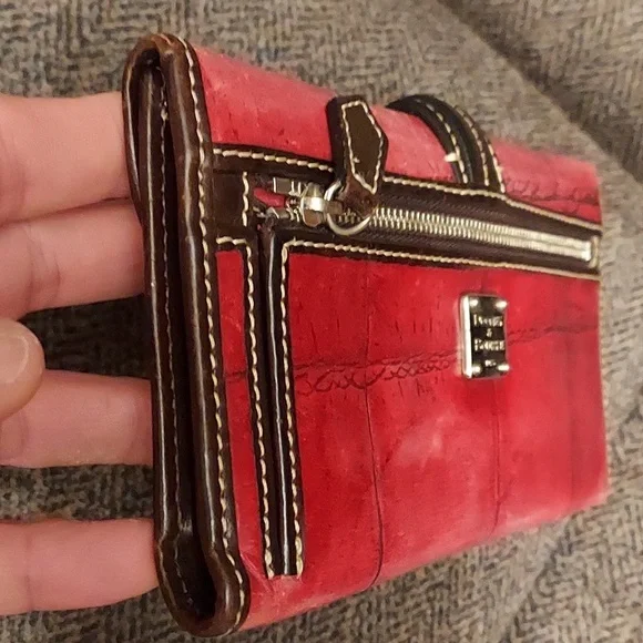 RARE DOONEY & BOURKE Burnished Red & Brown Embossed Croc Leather Wallet - Picture 9 of 11